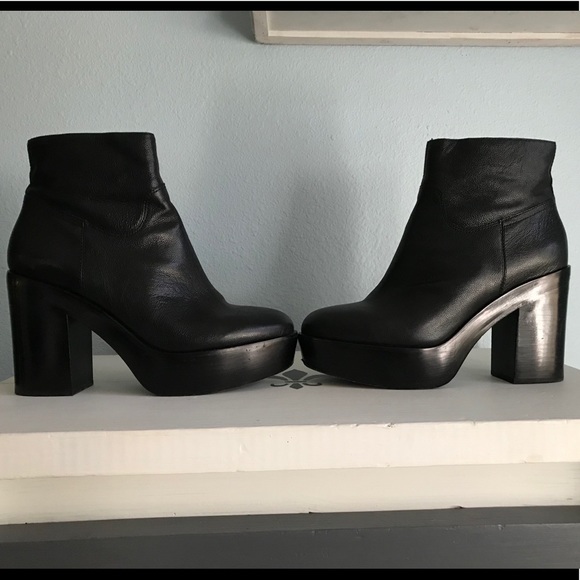 ASH DAKOTA - Picture 5 of 11